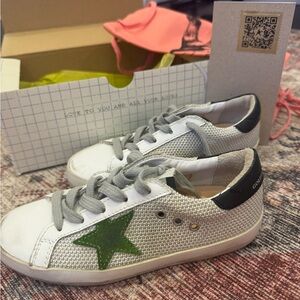 Like NEW Golden Goose sneakers size 31(12.5 us)kids.
